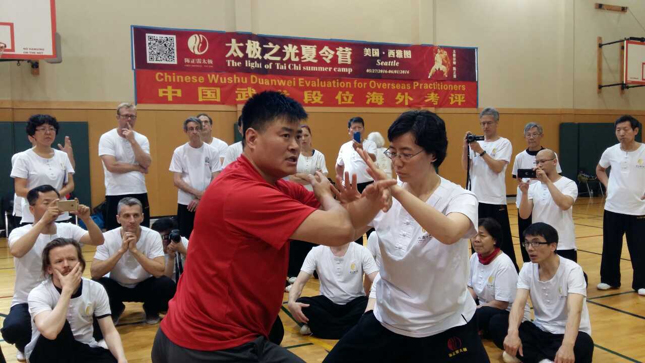 Master Yijiao Hong assisting Master Haijun Wang